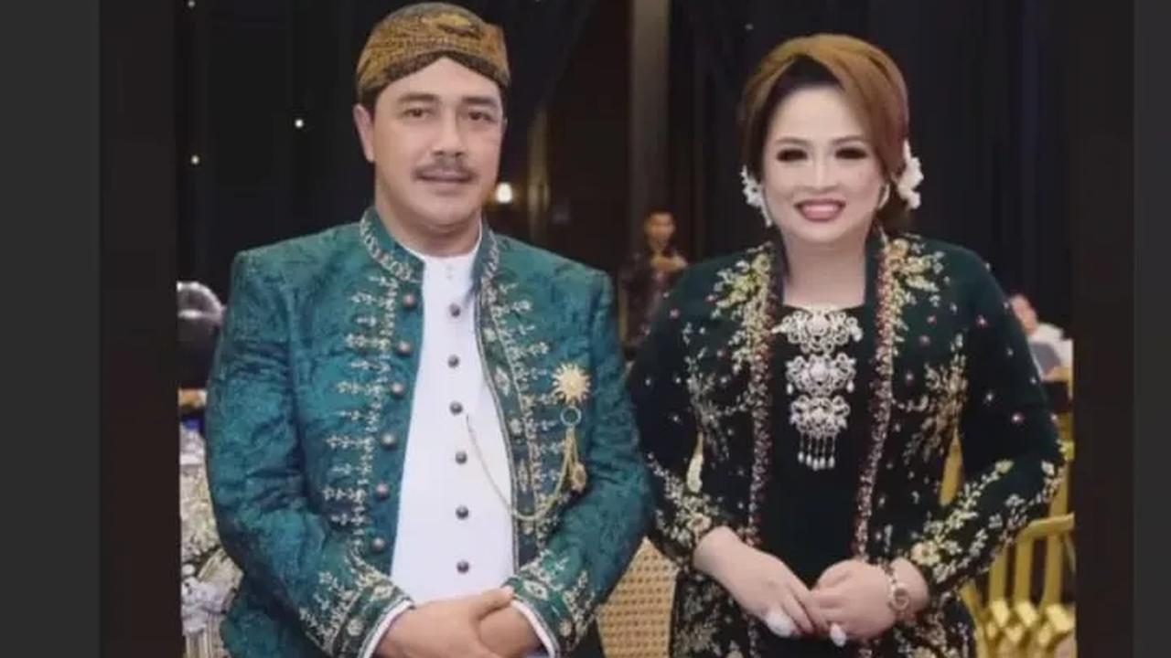 Keduanya beberapa kali melempar senyum saat mengabadikan momen bersama mempelai hingga keluarga besan.