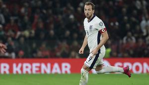 Harry Kane (Inggris) menguasai bola dalam laga kontra Albania, Kualifikasi Piala Dunia 2026 di Arena Kombetare, 17 November 2025. (AP Photo/Vlasov Sulaj)
