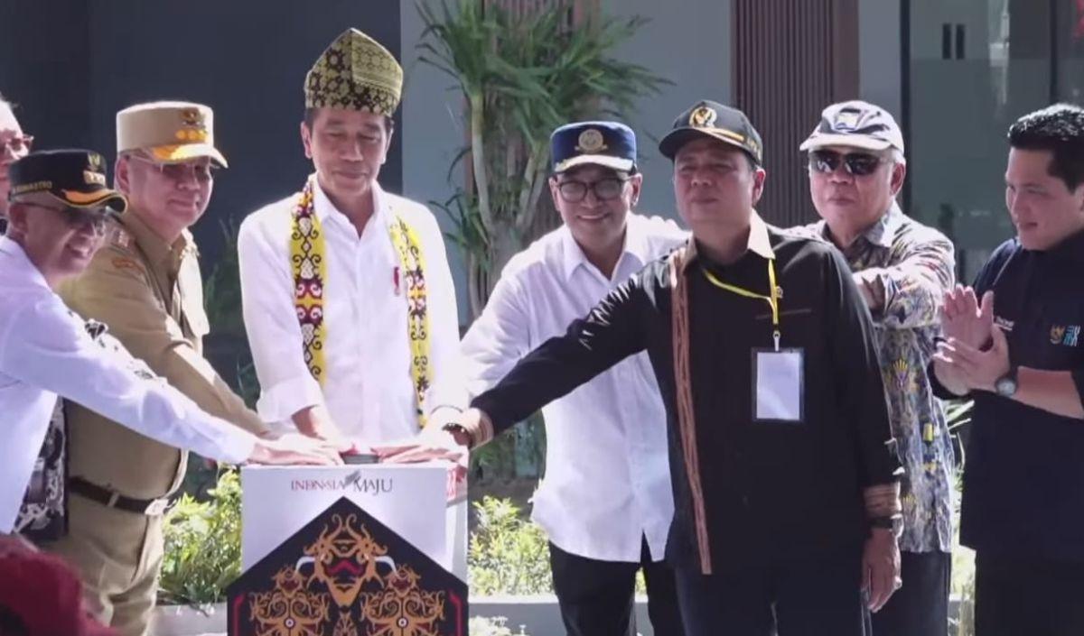 Setibanya di Bandara Singkawang, Kota Singkawang, Kalimantan Barat, Jokowi akan meninjau fasilitas dan meresmikan bandara tersebut.<br>