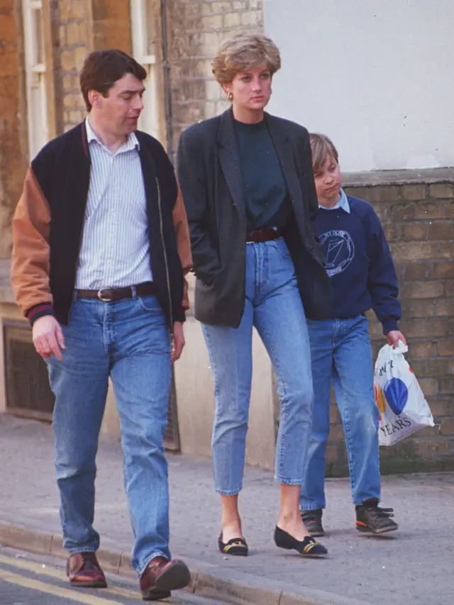 [Bintang] Mix and Match: Bangga Putranya Menikah, Intip 10 Gaya Kasual Mendiang Putri Diana yang Timeless