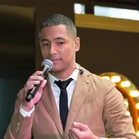 Penyanyi berbakat dengan suara khas nya, Marcell hadir di acara konferensi pers Magnum Café. Pria berusia 38 tahun, terlihat elegant dengan jas coklat,ia menyanyikan lagu ‘Peri Cintaku’ pada awal pembukaan konferensi pers. (Desmond Manulang/Bintang.com)