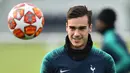 Gelandang Tottenham Hotspur, Harry Winks tersenyum saat sesi latihan di Pusat Pelatihan Enfield, London utara (12/2). Tottenham akan bertanding melawan Borrusia Dortmund pada 16 besar Liga Champions di stadion Wambley. (AFP Photo/Glyn Kirk)