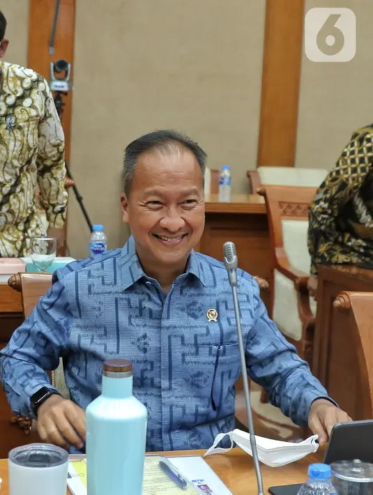 Menteri Perindustrian Agus Gumiwang Kartasasmita bersiap mengikuti rapat kerja dengan komisi VII DPR RI di Jakarta, Rabu (7/12/2022). Dalam rapat kerja tersebut membahas Realisasi Anggaran triwulan III TA 2022,Strategi peningkatan daya saing industri pembangunan kapal dan kedirgantaraan di dalam negeri, Pengembangan Industri Farmasi, Industri Alat Kesehatan, dan Industri Elektronika, Kebijakan percepatan kendaraan listrik dan industri baterai di Indonesia, dan Hasil G20 sektor Perindustrian. (Liputan6.com/Angga Yuniar)
