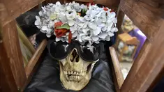 Tengkorak manusia yang dihias selama Festival Natitas di pemakaman La Paz, Bolivia, 8 November 2018. Festival ini adalah ritual mengerikan di mana tengkorak manusia (natitas) dibawa ke pemakaman La Paz untuk dihormati oleh ribuan orang. (AIZAR RALDES/AFP)