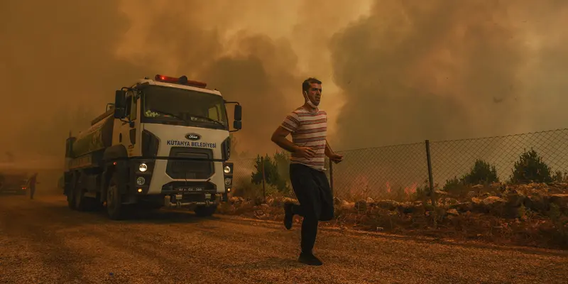 FOTO: Kebakaran Hutan di Turki Terus Berlanjut