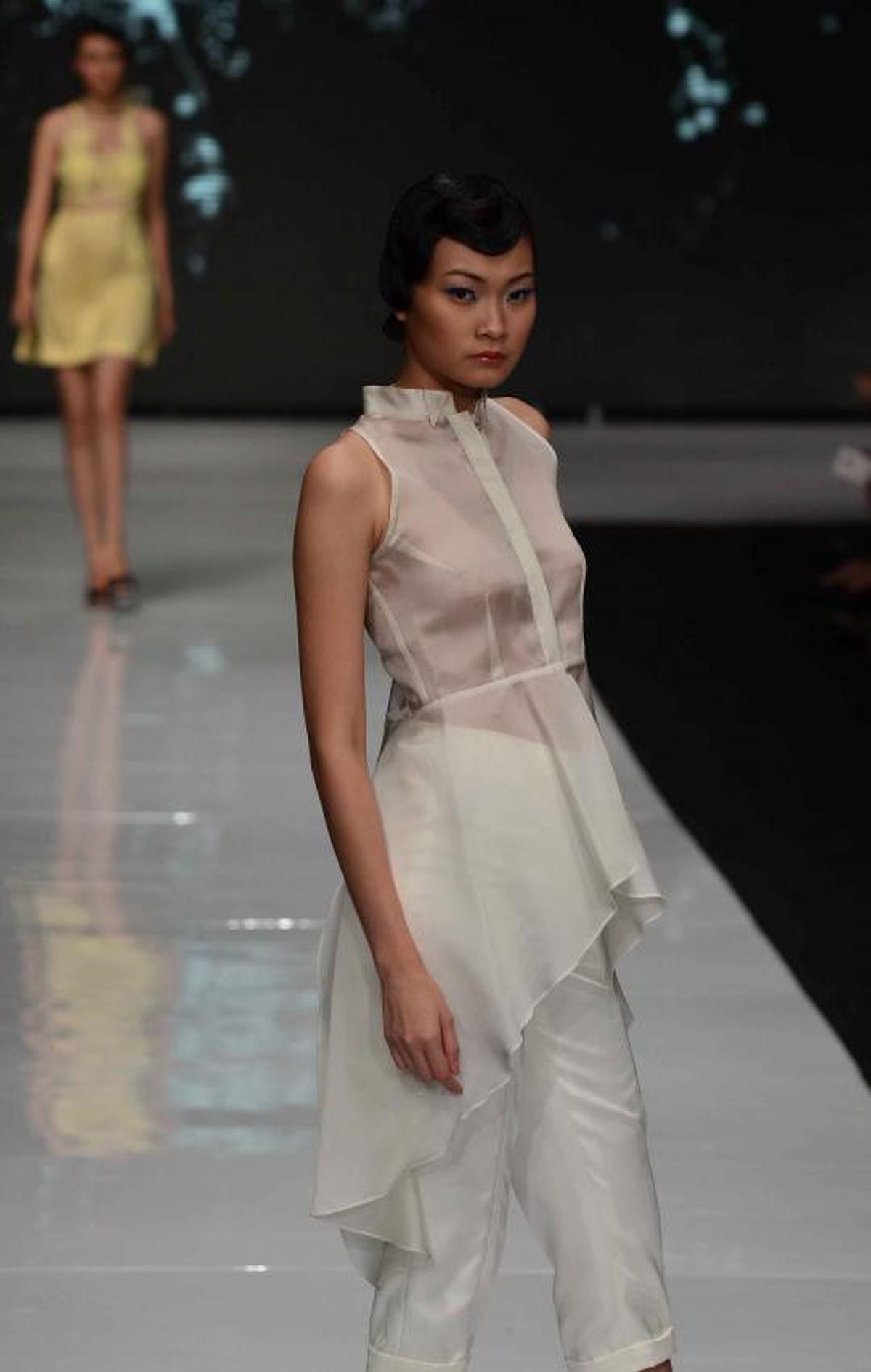 Puluhan model tampil di Jakarta Fashion Week 2013