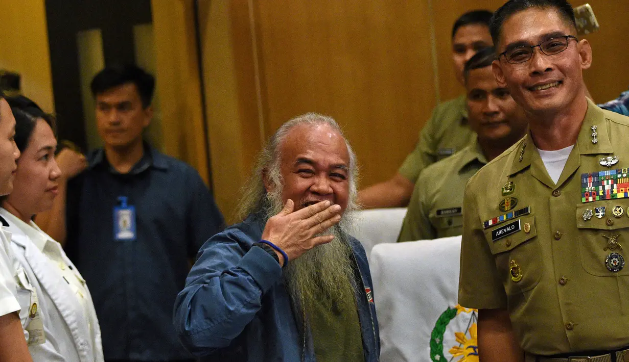Pastor Teresito Suganob menyapa awak media usai konferensi pers di markas militer di Manila (18/9). Pastor Teresito 'Chito' Soganub sebelumnya disandera selama hampir empat bulan oleh kelompok pemberontak Maute di Marawi. (AFP Photo/Ted Aljibe)