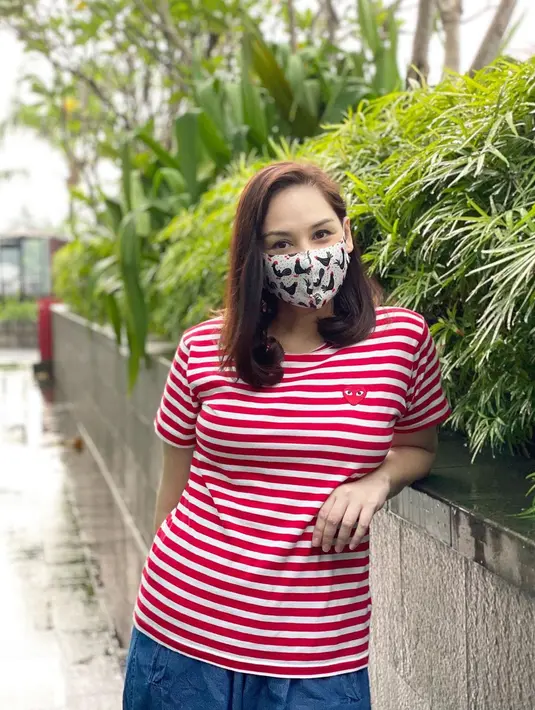 “Diet juga belum bisa. Masih menyusui kan. Tapi udah mulai bisa kurang-kurangin minyak dan tepung sih. Kurangin gula juga bisa lah,” jelas Mona. (Instagram/monaratuliu)