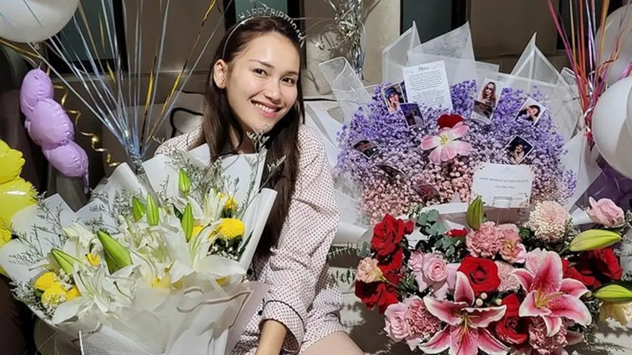 7 Momen Kejutan Ulang Tahun Ayu Ting Ting, Bahagia dengan Keluarga