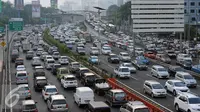 Sejumlah kendaraan pemudik melintas di Jalan Tol Dalam Kota arah Cawang, Jakarta, Jumat (1/7). Seiring berakhirnya jam kerja, sejumlah pemudik terlihat mulai meninggalkan kota Jakarta menuju kampung halaman. (Liputan6.com/Helmi Fithriansyah)