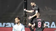 Striker Real Madrid, Karim Benzema (atas) melakukan selebrasi usai mencetak gol pertama timnya ke gawang Celta Vigo dalam laga lanjutan Liga Spanyol 2020/2021 pekan ke-28 di Balaidos Stadium, Sabtu (20/3/2021). Real Madrid menang 3-1 atas Celta Vigo. (AP/Lalo R. Villar)