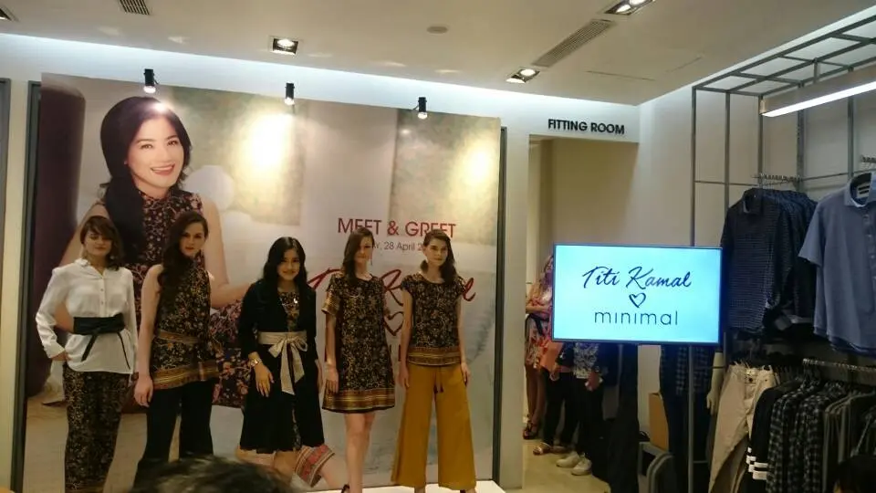 Brand busana lokal Minimal menggandeng Titi Kamal untuk berkolaborasi dalam koleksi Summer 2017.