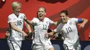 Carli Lloyd (kanan) merayakan gol yang dicetaknya ke gawang Jepang. Carli Lloyd mencetak hattrick dan terpilih sebagai pemain terbaik Piala Dunia Wanita 2015. (AP Photo/Elaine Thompson)