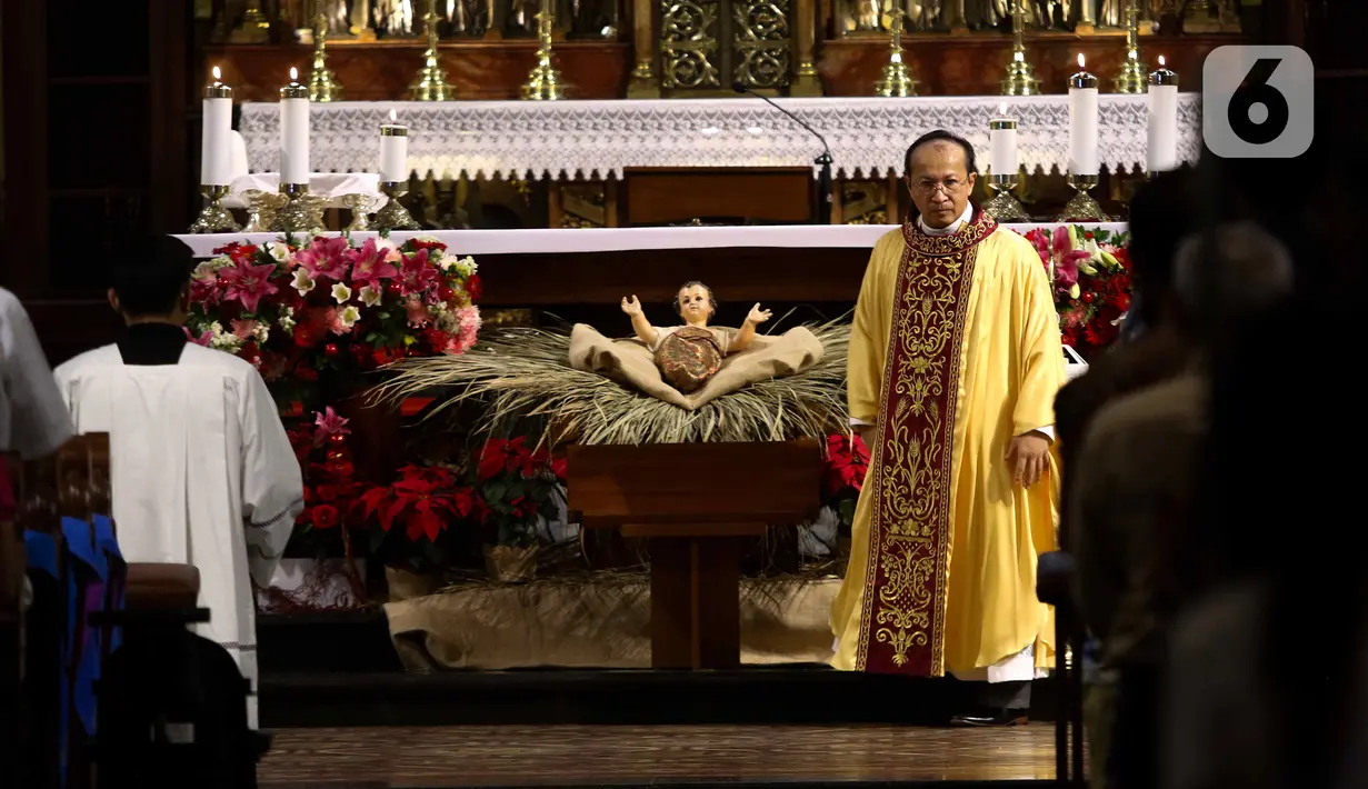 Misa Malam Natal di Gereja Katedral berlangsung aman dan khidmat. (Liputan6.com/Herman Zakharia)