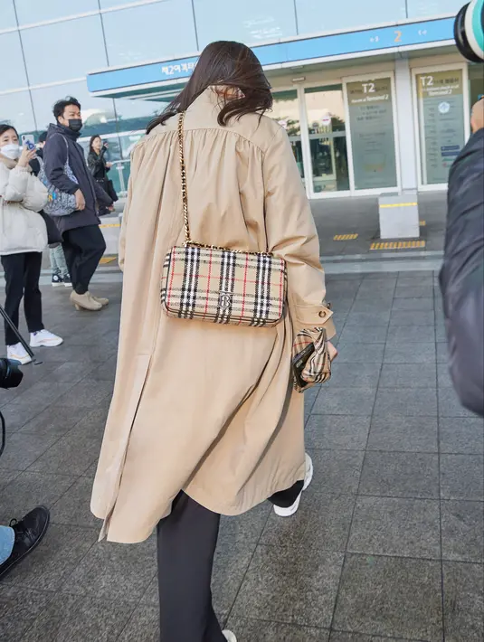 Tampilan Jun Ji Hyun dan Bright Vachirawit terlihat sama namun berbeda. Jun Ji Hyun terlihat lebih kasual dengan sneaker dan Bright Vachirawit lebih formal.