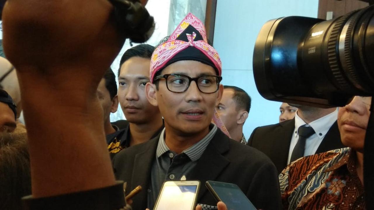 Caption Foto: Sandiaga Uno usai menghadiri peresmian sebuah restoran di Kota Bogor, Jawa Barat, Senin (3/9/2018)