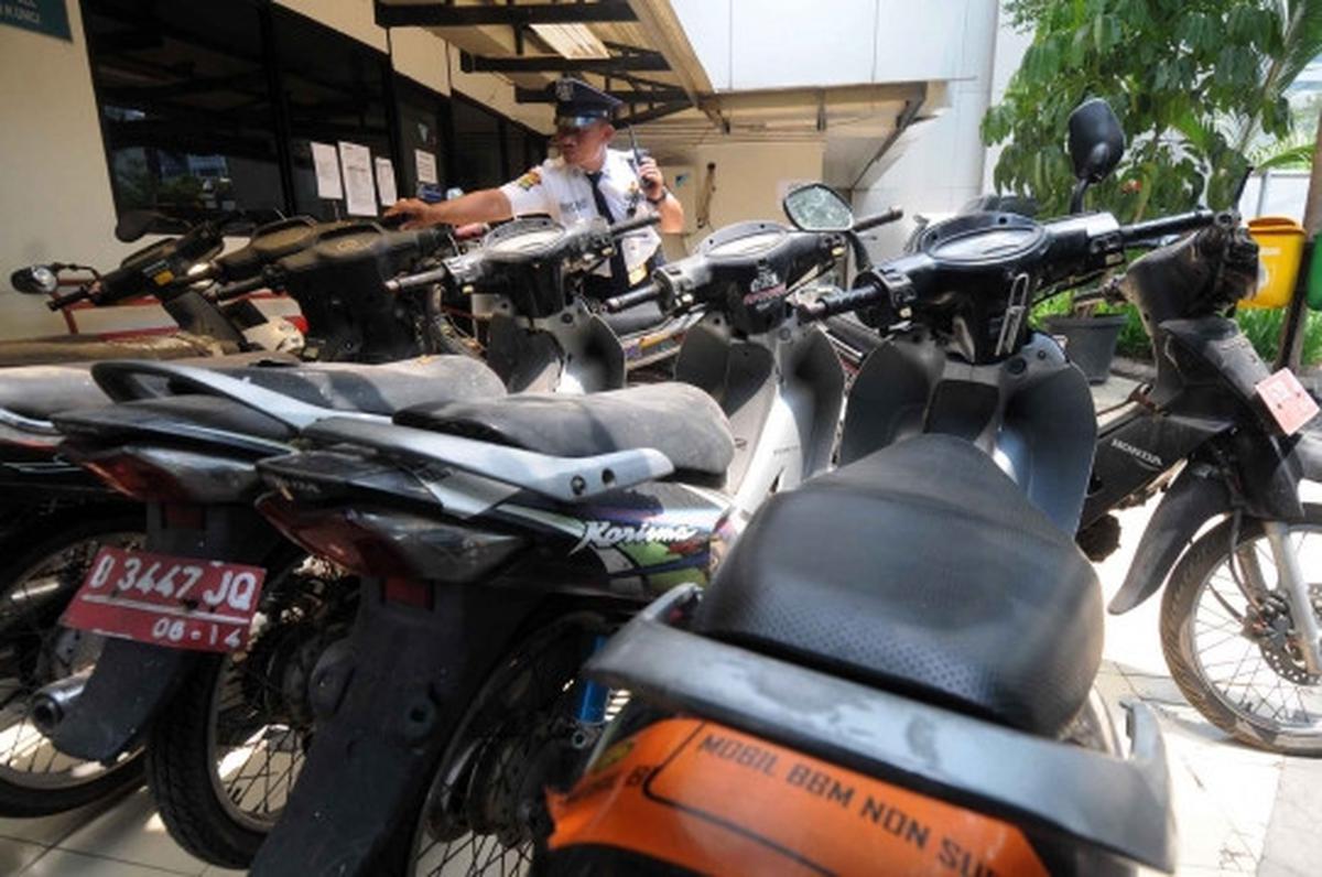 Habis masa pakai, puluhan mobil & sepeda motor dinas dilelang KPK