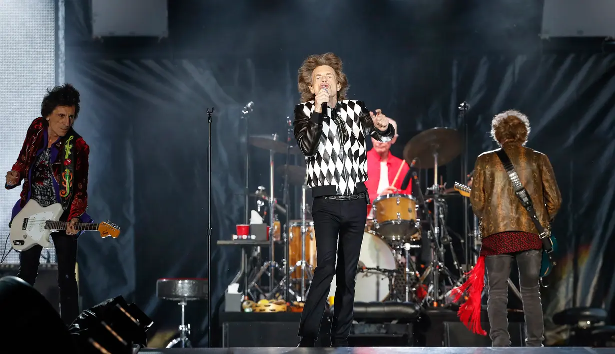Penampilan Mick Jagger (tengah), Ronnie Wood (kiri), dan Keith Richards saat konser Rolling Stones dalam tur 'No Filter' di Soldier Field, Chicago, Amerika Serikat, Jumat (21/6/2019). Band tahun 1960-an ini tetap tampil energik di usia personelnya yang semua berusia 71-an. (Kamil Krzaczynski/AFP)