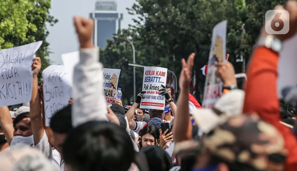 Massa yang tergabung dalam Aliansi Karyawan Hiburan dan Pengusaha Hiburan membawa poster saat menggelar aksi di depan Balai Kota DKI Jakarta, Selasa (21/7/2020). Mereka meminta Gubernur Anies Baswedan untuk membuka usaha hiburan yang ditutup akibat pandemi COVID-19.. (Liputan6.com/Faizal Fanani)