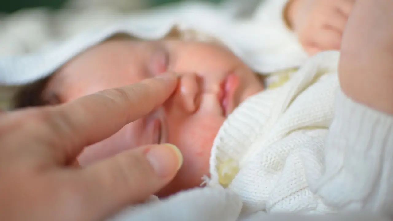 Apakah Bayi Benar-benar Merasakan Sentuhan Tiap Kali Dipegang?