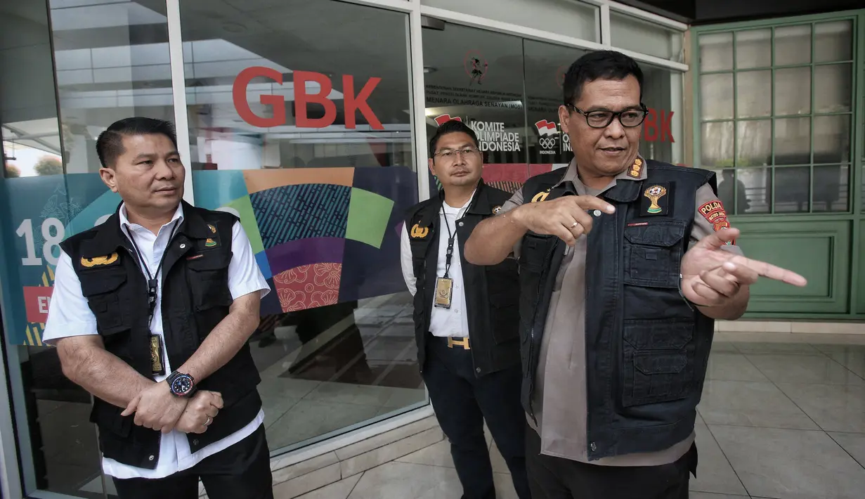 Ketua Tim Media Satgas Anti Mafia Bola Polri, Argo Yuwuno, memberikan keterangan usai menggeledah kantor PSSI di FX Tower, Jakarta, Rabu (30/1). Dokumen tersebut berkaitan dengan anggaran tahun 2017 dan 2018 dari PSSI. (Liputan6.com/Faizal Fanani)