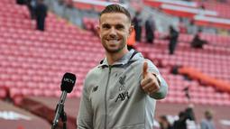 Jordan Henderson dianugerahi gelar MBE (Member of the Order of the British Empire) atas kontribusinya di lembaga amal. Sang kapten Liverpool menjadi inisiator dari gerakan 'Players Together’ pada 2020 lalu. Ia juga menjadi duta besar untuk organisasi NHS Charities Together. Terbaru, Henderson mendukung gerakan anti-cyberbullying Cybersmile 'People Not Profiles'. (AFP/Paul Ellis)