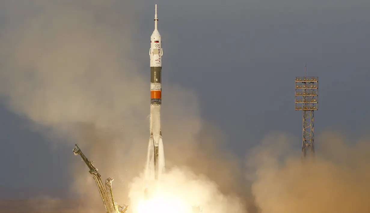 Pesawat ruang angkasa Soyuz TMA - 19m usai lepas landas di kosmodrom Baikonur, Kazakhstan, (15/12). Pesawat ini membawa tiga awak yaitu Timothy Peake dari Inggris , Yuri Malenchenko dari Rusia dan Timothy Kopra dari AS. (REUTERS/Shamil Zhumatov)