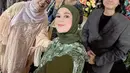 Cut Meyriska hadir bersama suaminya, mengenakan dress dan hijab instan berwarna hijau yang elegan. Warna hijau memberi nuansa fresh yang cocok untuk acara pernikahan. [@cutratumeyriska].