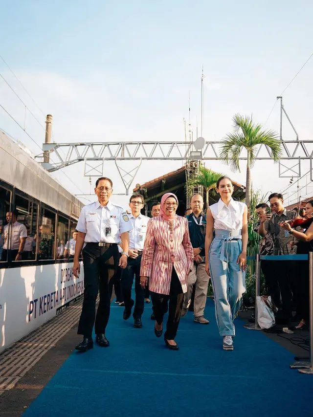 Maudy Ayunda Naik Kereta Suite Class Kompartemen