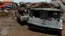 Kendaran hagglund PMI melintasi medan berlumpur di Kampung Bojong Sudika, Cimacan, Garut, Jumat (23/9). Kendaraan hagglund guna mobilisasi sukarelawan dan proses evakuasi di tengah kawasan yang penuh lumpur akibat banjir bandang (Liputan6.com/Johan Tallo)
