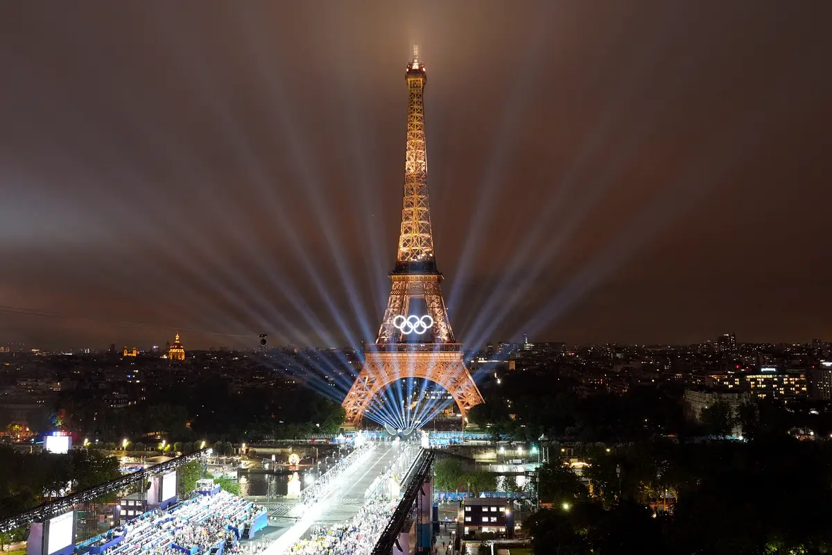 Gemerlap Cahaya Menara Eiffel Saat Acara Pembukaan Olimpiade Paris 2024