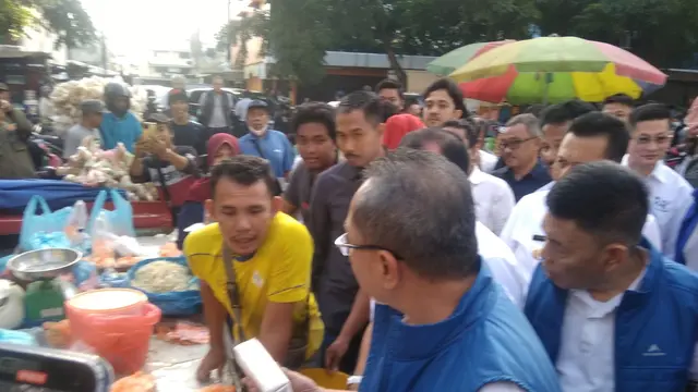 Mendag Zulkifli Hasan memantau harga dan pasokan kebutuhan pokok jelang natal dan tahun baru, Sabtu (17/12/2022). (Foto: Liputan6.com/Ajang Nurdin)