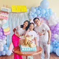 Nicky Tirta dan mantan istri dalam ulang tahun anak (Sumber: Instagram/nickytirta)