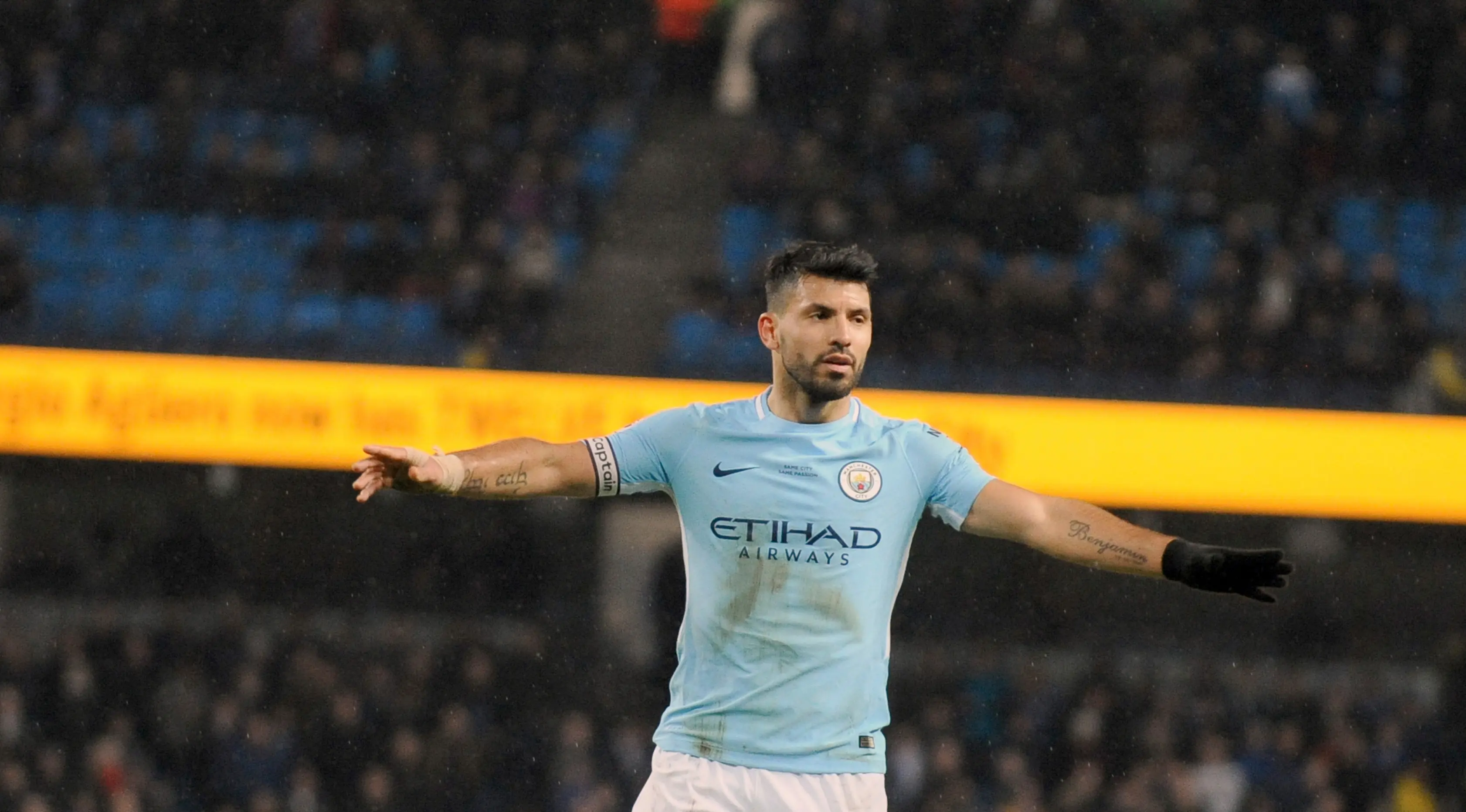 Gaya Sergio Aguero usai mencetak gol kelima bagi Manchester City saat melawan Leicester City di Stadion Etihad, Manchester, Inggris, Sabtu (10/2) (AP Photo/Rui Vieira)