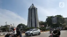 Kondisi lalu lintas sekitar proyek renovasi Tugu Pamulang di Tangerang Selatan, Banten, Jumat (7/1/2021). Proses renovasi Tugu Pamulang yang sempat viral di media sosial beberapa waktu lalu akan diresmikan pada hari Minggu besok lusa. (merdeka.com/Arie Basuki)