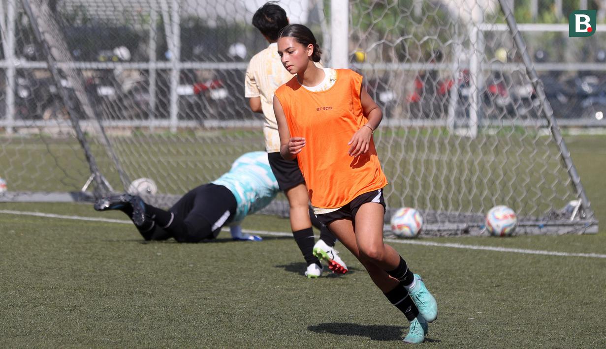 Pemain keturunan, Estella Loupatty berlatih bersama Timnas Indonesia Putri di Lapangan ABC, Senayan, Jakarta, Rabu (26/06/2024). (Bola.com/M Iqbal Ichsan)