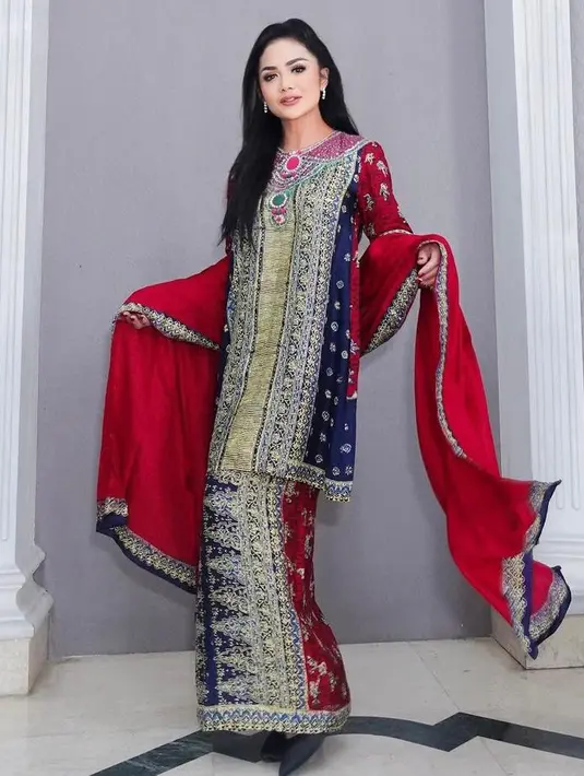 5.Untuk kondangan, kombinasi tunik batik dengan rok dan selendang ala Krisdayanti juga tak kalah menarik. (Instagram/krisdayantilemos).