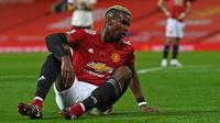 Gelandang Manchester Uniteed, Paul Pogba, tampak kecewa usai melakukan pelanggaran kepada Hector dalam laga lanjutan Liga Inggris di Old Traford, Senin (2/11/2020) dini hari WIB. Manchester United kalah 0-1 oleh Arsenal. (AFP/Paul Ellis/pool)