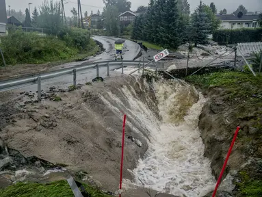 Pemandangan aliran sungai yang meluap di tepiannya, di Gran, Norwegia, Selasa, 8 Agustus 2023. (Stian Lysberg Solum /NTB Scanpix via AP)