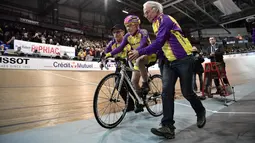 Pesepeda asal Prancis, Robert Marchand (105) mengayuh sepedanya untuk memecahkan rekor baru di sebuah velodrom di Saint-Quentin-en-Yvelines, dekat Paris, Rabu (4/1). Marchand menorehkan rekor di kategori usia lebih dari 105 tahun. (PHILIPPE LOPEZ/AFP)