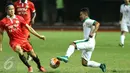 Gelandang Timnas Indonesia U-22, Gian Zola (kanan) mencoba melewati kawalan Sutanto Tan(Persija) saat laga uji coba di Stadion Patriot Candrabhaga, Bekasi, Rabu (5/4). Laga berakhir imbang 0-0. (Liputan6.com/Helmi Fithriansyah)