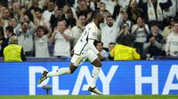 Selebrasi gelandang Real Madrid, Eduardo Camavinga setelah mencetak gol penyeimbang 1-1 ke gawang Manchester City pada laga leg pertama babak perempatfinal Liga Champions 2023/2024 di Santiago Bernabeu Stadium, Selasa (9/4/2024) malam. (AP Photo/Manu Fernandez)