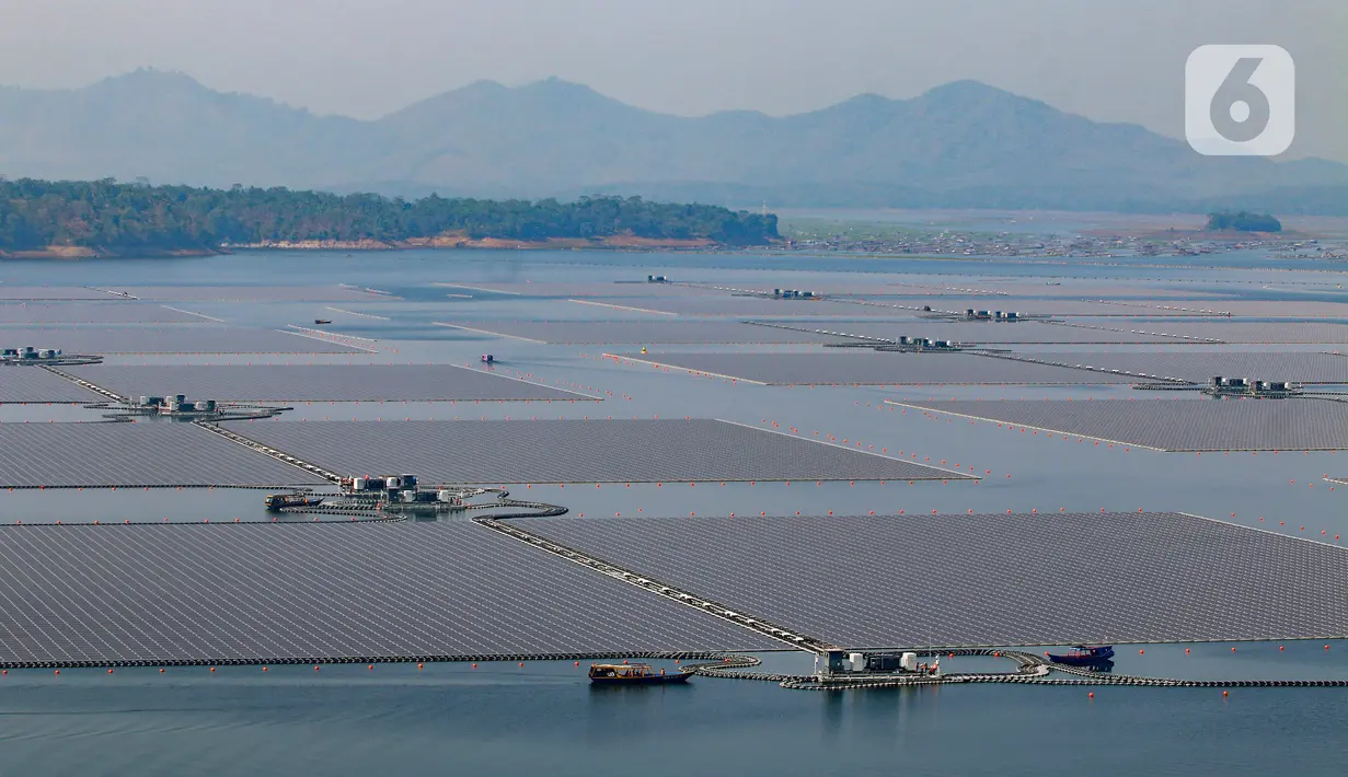 Pengembangan PLTS Terapung Cirata merupakan salah satu bentuk dukungan bagi pemerintah dalam mewujudkan penurunan emisi karbon sebesar 29 persen di Tahun 2030 yang telah ditandatangani dalam Paris Agreement Tahun 2015. (merdeka.com/Arie Basuki)
