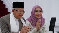 Presiden bersama Ibu Negara menghubungi Wakil Presiden dan Ibu Wury yang berada di kediaman resminya, melalui panggilan video. (Dok: Setwapres)