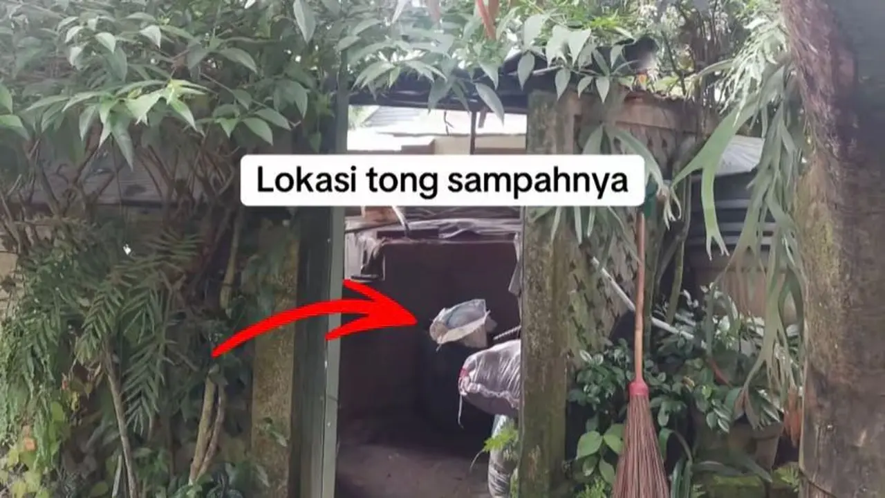 Kucing dalam karung yang dibuang ke tempat sampah