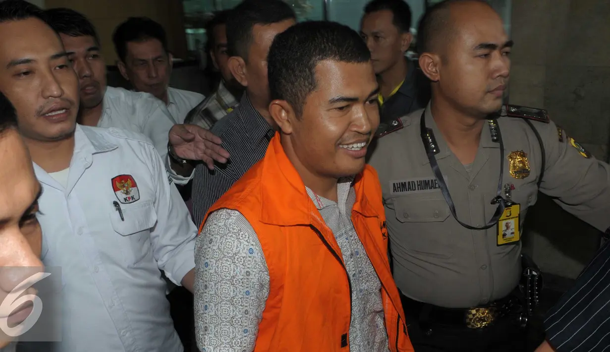 Anggota DPRD Muba, Zaini ditahan KPK, Jakarta, Selasa (26/4). Enam anggota DPRD Muba ditahan terkait suap Laporan Keterangan Pertanggung Jawaban (LKPJ) 2014 dan pengesahan APBD Kabupaten Muba tahun 2015. (Liputan6.com/Helmi Afandi)