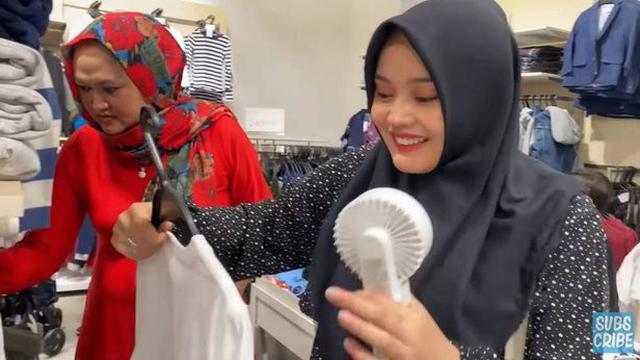 Momen Saat Anak Sule Bertemu Ibunya, Rizky Febian Gendong Bayi Lina