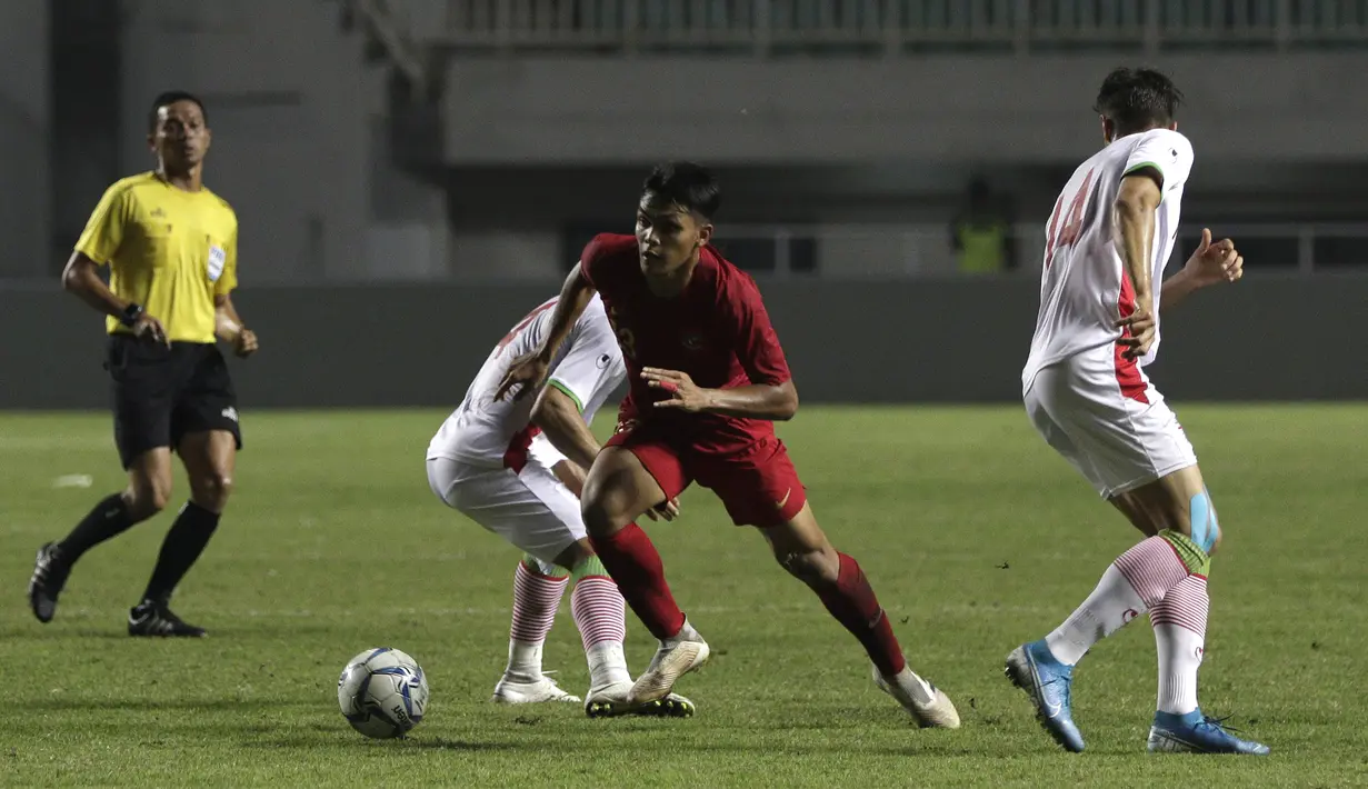 Gelandang Timnas Indonesia U-22, Rachmt Irianto, berusaha melewati pemain Timnas Iran U-23 pada laga uji coba internasional di Stadion Pakansari, Bogor, Sabtu (16/11). Indonesia menang 2-1 atas Iran. (Bola.com/Yoppy Renato)