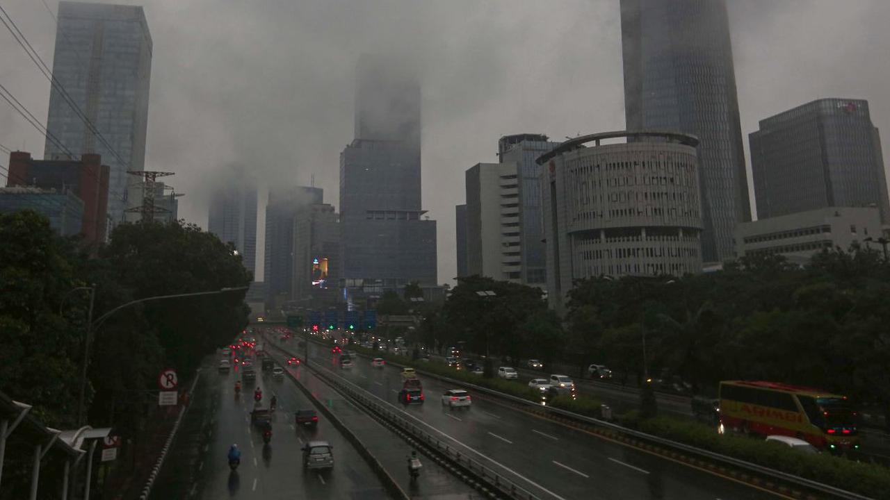Pemandangan awan mendung menyelimuti kawasan Jalan Gatot Subroto, Jakarta Selatan, Sabtu (6/7/2024).&nbsp;Badan Meteorologi, Klimatologi, dan Geofisika (BMKG) menyampaikan, saat ini Indonesia akan menuju fenomena La Nina pada periode Juli, Agustus, dan Se
