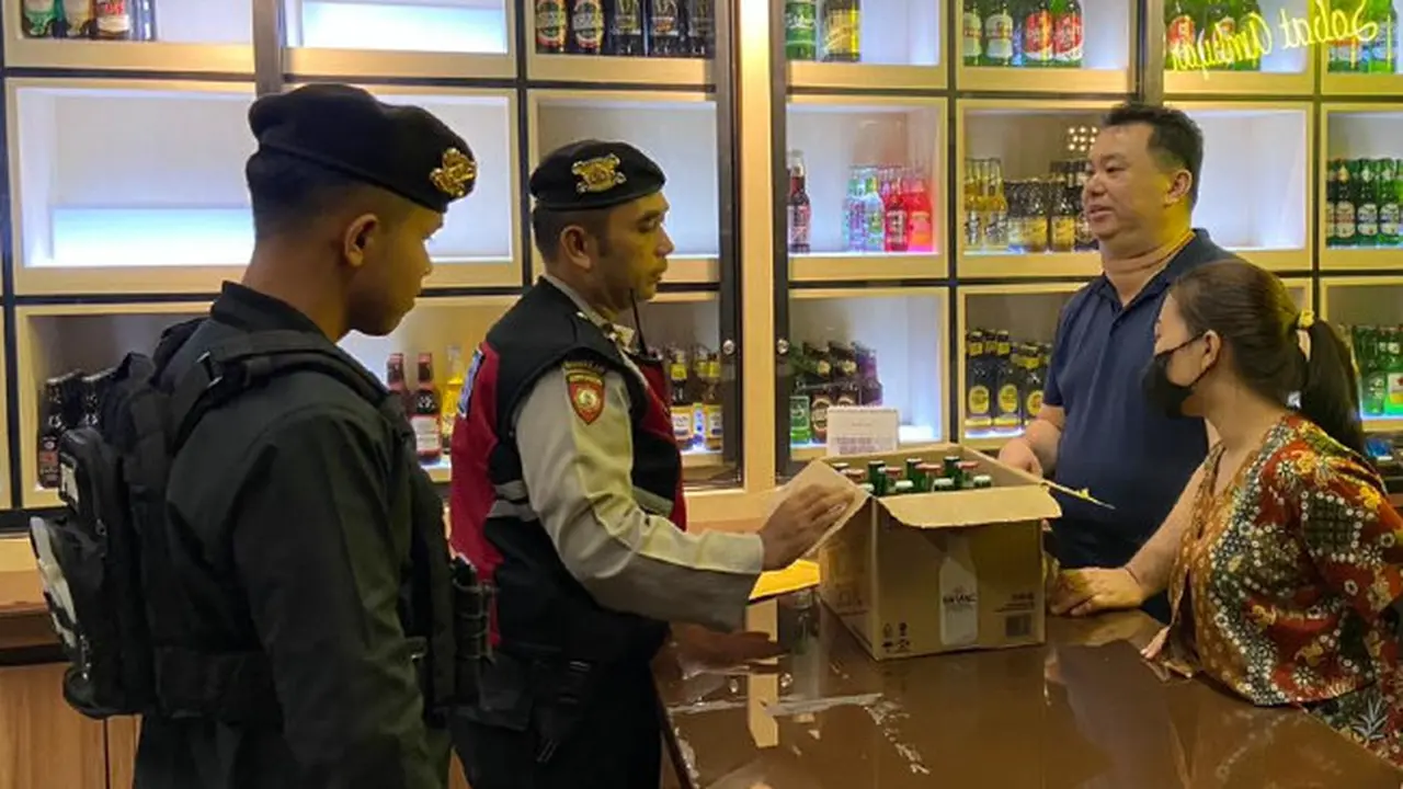Polisi Razia Kios Minuman Beralkohol di Kawasan Kayutangan Heritage Malang
